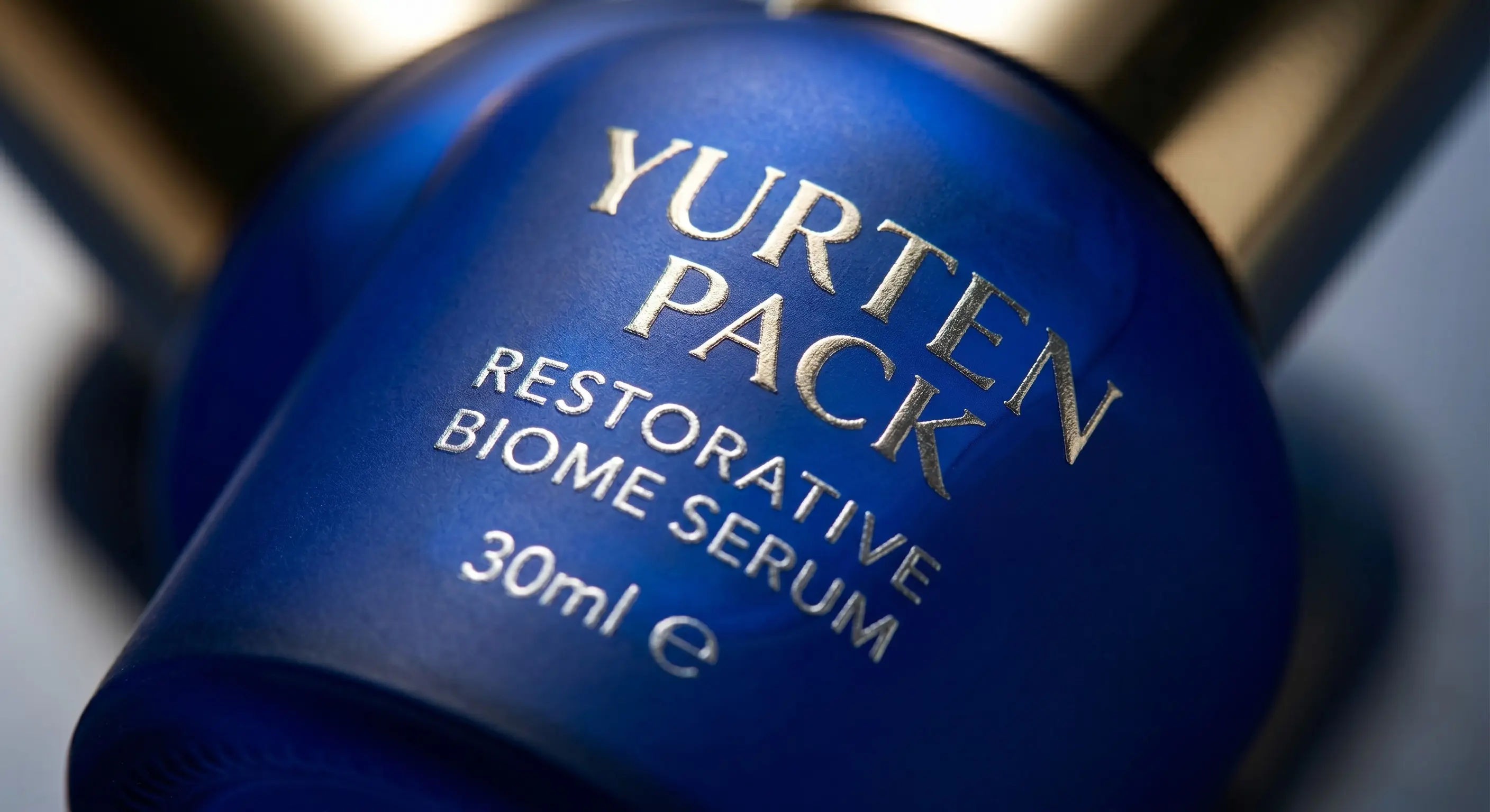 Fason kozmetik projeleri için mat mavi serum şişesi üzerine uygulanan yüksek kaliteli gümüş serigrafi baskı.