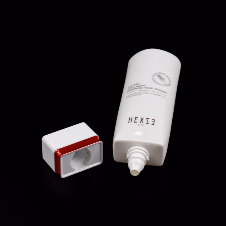 Beyaz plastik krem tüpü, kırmızı detaylı kare kapak kapağı açık